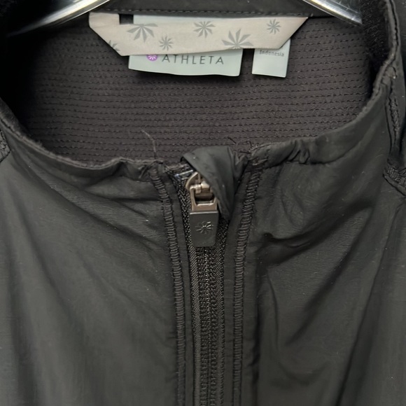 Atheleta Lightweight Running Jacket with reflective back and pockets - Picture 3 of 13